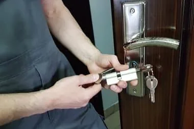 Мастер вскрывает усиленную металлическую дверь